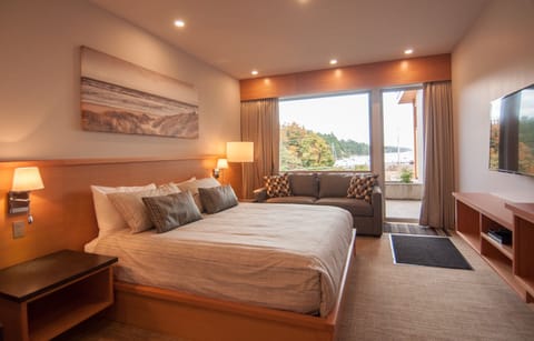 Desk, laptop workspace, iron/ironing board, free WiFi