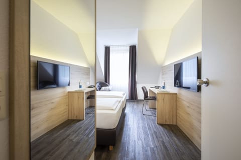 Superior Double Room | Hypo-allergenic bedding, desk, blackout drapes, free WiFi