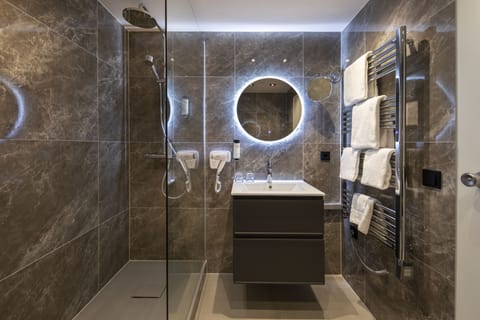 Superior Double Room | Bathroom | Combined shower/tub, hair dryer, towels