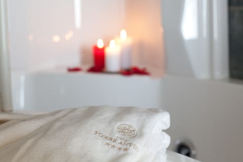 Deluxe Suite, 1 Double Bed, Accessible, Bathtub | Jetted tub