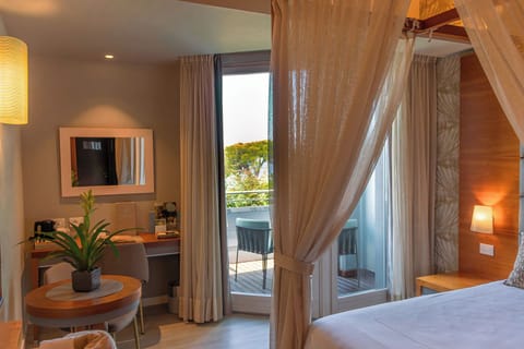 Hypo-allergenic bedding, minibar, in-room safe, desk