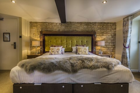 Superior Double Room | In-room safe, laptop workspace, blackout drapes, iron/ironing board