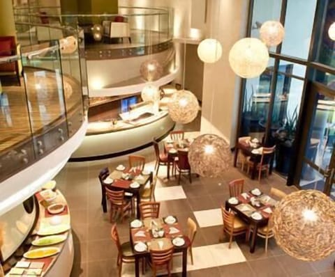 2 restaurants; breakfast, lunch, and dinner served