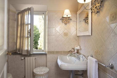 Classic Room (Bianca) | Bathroom | Shower, free toiletries, hair dryer, bathrobes