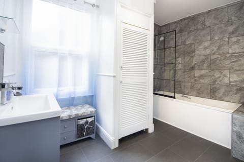 House, 4 Bedrooms | Bathroom | Free toiletries, hair dryer, towels, soap