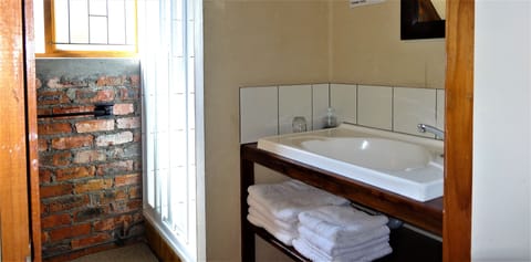 Family Bungalow | Bathroom | Shower, free toiletries, towels