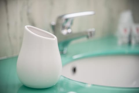 Comfort Triple Room | Bathroom | Shower, hair dryer, bidet, towels