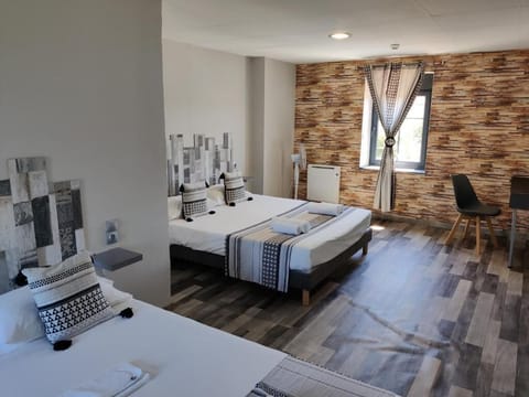 Basic Triple Room (Douche) | Premium bedding, individually decorated, individually furnished, desk