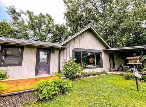 Fantastic 3 BR / 3 BA house overlooking beautiful green pastures.