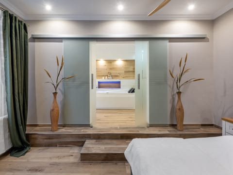 Deluxe Studio Suite | Individually decorated, individually furnished, desk, laptop workspace