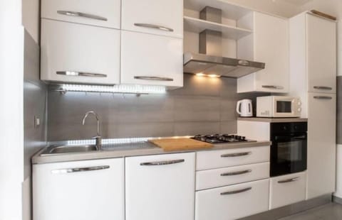 Full-size fridge, microwave, oven, stovetop