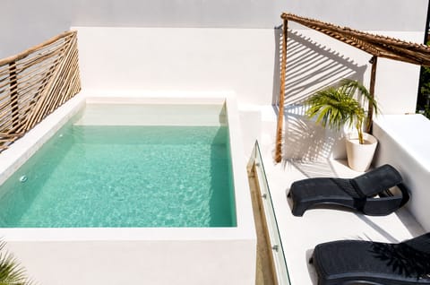 Outdoor pool, open 9:00 AM to 9:00 PM, sun loungers
