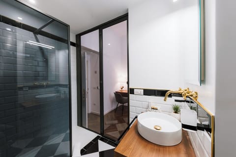 Junior Double Room | Bathroom | Shower, free toiletries, hair dryer, slippers