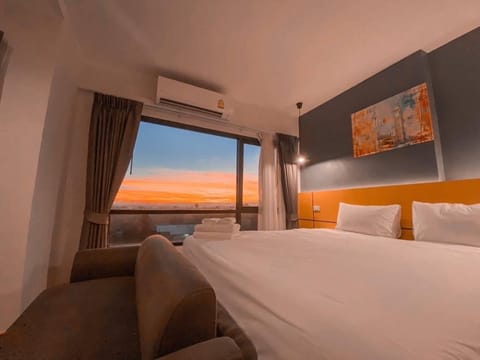 Deluxe King Bed Room | Blackout drapes, free WiFi, bed sheets, wheelchair access