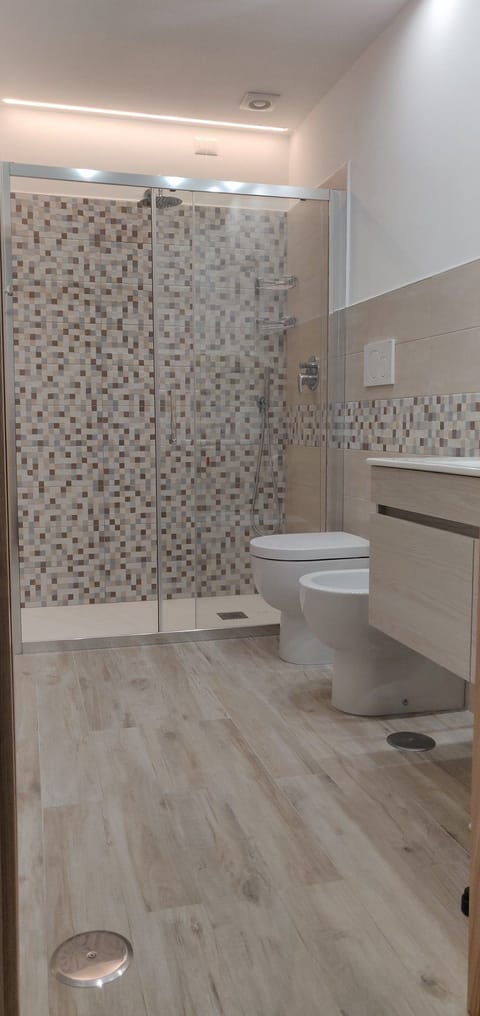 Comfort Room (Camera 1) | Bathroom | Shower, free toiletries, hair dryer, bidet