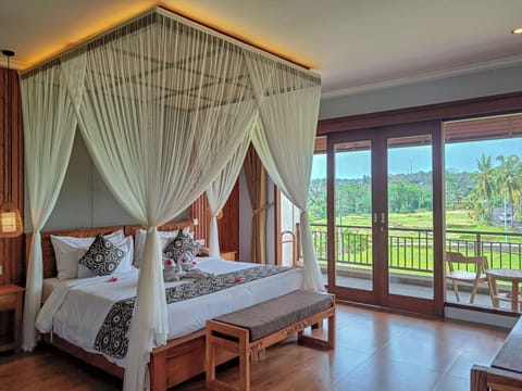 Deluxe Room Balcony with Rice Field View | In-room safe, desk