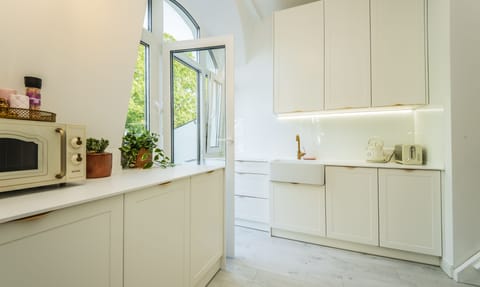 Deluxe Apartment | Private kitchen | Full-size fridge, oven, stovetop, coffee/tea maker