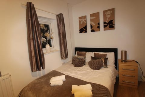 5 bedrooms, individually decorated, individually furnished, desk