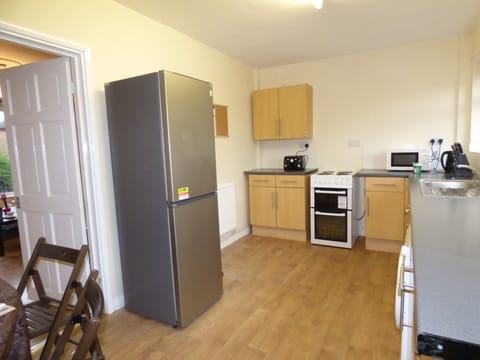 Room | Private kitchen | Full-size fridge, microwave, oven, stovetop