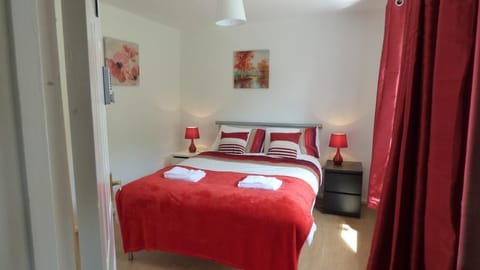 Comfort House, 3 Bedrooms (Sleeps 9) | 4 bedrooms, iron/ironing board, free WiFi, bed sheets
