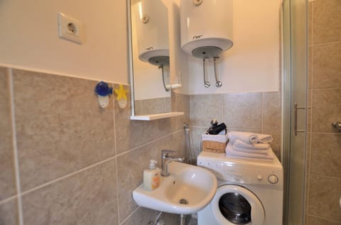 Studio (A1) | Bathroom