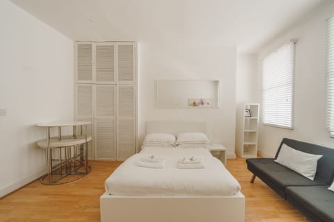 Basic Studio | Individually decorated, individually furnished, iron/ironing board