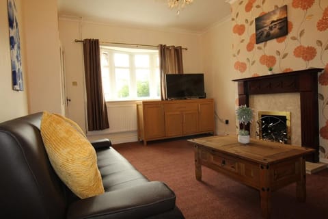 Comfort House, 5 Bedrooms | Living room | Flat-screen TV