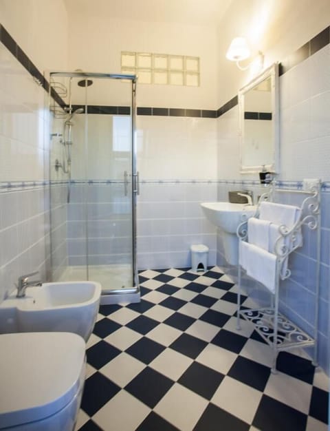 Shower, rainfall showerhead, free toiletries, hair dryer