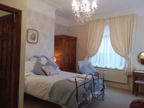 Double Room, Ensuite, Ground Floor | Iron/ironing board (on request), WiFi (free), bed sheets