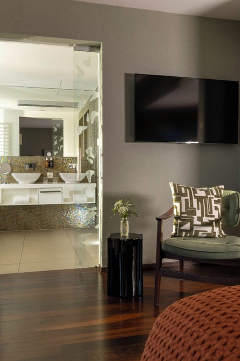 Junior Double Room | Bathroom | Shower, rainfall showerhead, designer toiletries, hair dryer