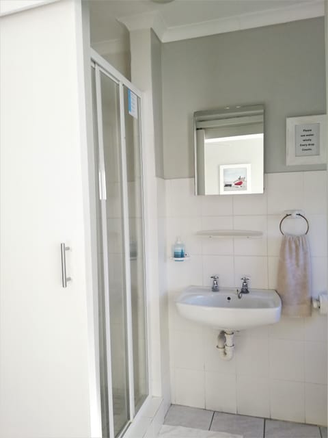 Twin Room (en-suite with shower)  | Bathroom shower