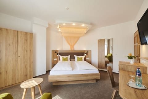 Desk, soundproofing, free WiFi