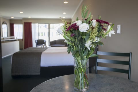 Executive Studio Suite, 1 King Bed | Desk, iron/ironing board, free WiFi, bed sheets