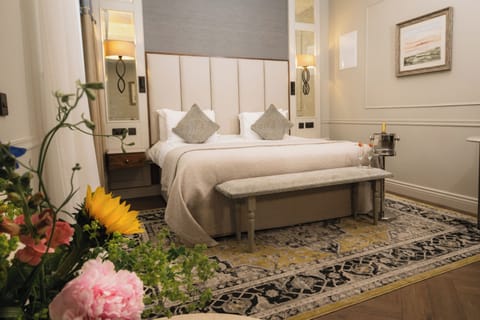 Hypo-allergenic bedding, desk, iron/ironing board, free WiFi