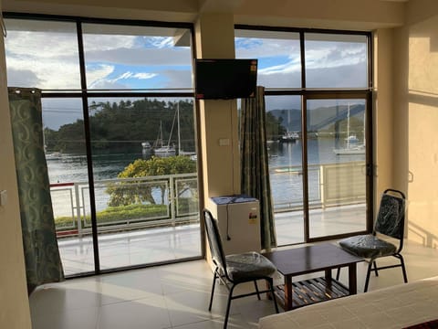 Deluxe Suite with Seaview View | Minibar, soundproofing, bed sheets