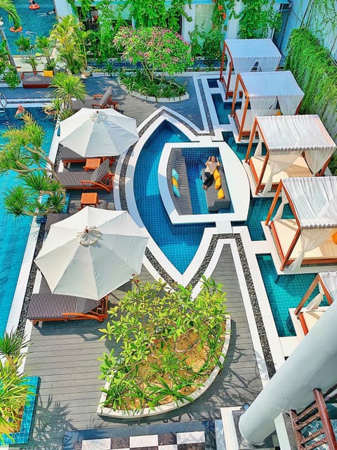 Outdoor pool, pool umbrellas, sun loungers