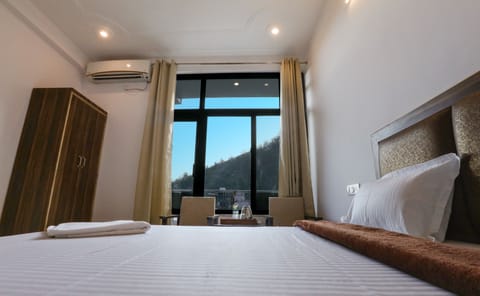 Premium Room | Desk, rollaway beds, free WiFi