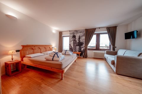 Triple Room | Desk, free WiFi, bed sheets