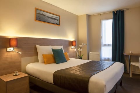 Family Triple Room | Desk, blackout drapes, soundproofing, iron/ironing board