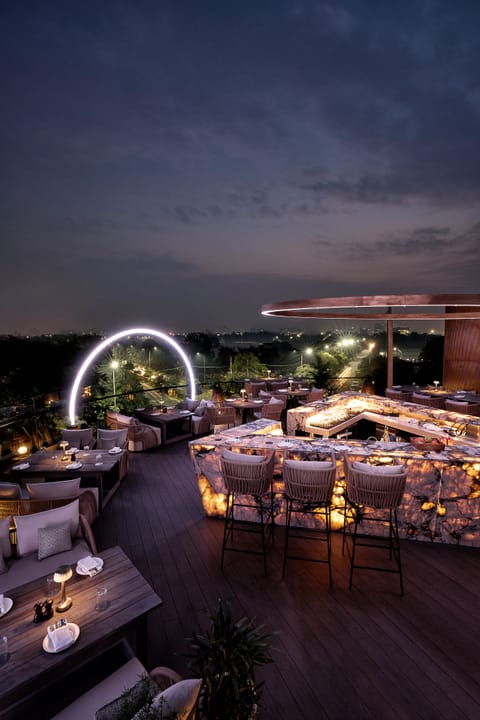 3 restaurants; breakfast, lunch, dinner, and brunch served