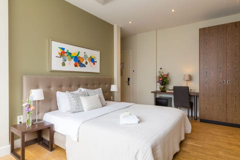 Minibar, in-room safe, desk, iron/ironing board