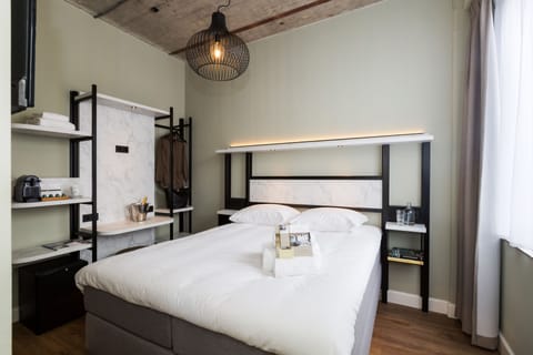 Comfort Room | Minibar, in-room safe, desk, iron/ironing board