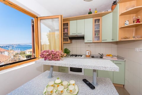 Private kitchen | Fridge, oven, stovetop, electric kettle