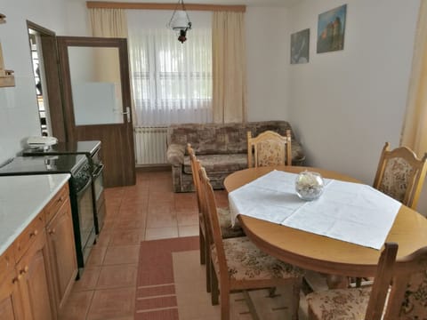 Private kitchen | Fridge, microwave, oven, stovetop