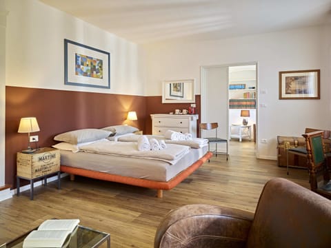 Junior Suite, Ensuite | Laptop workspace, free WiFi, bed sheets