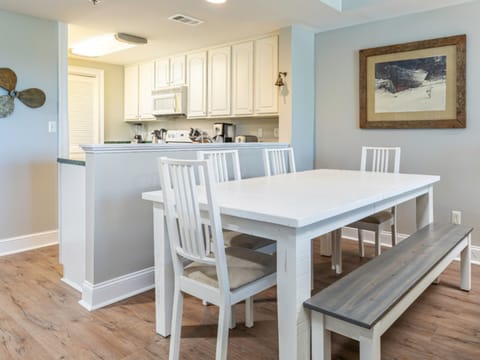 Dining area with seating for 7