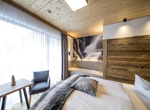 Honeymoon Room, 1 Bedroom | Hypo-allergenic bedding, in-room safe, blackout drapes, soundproofing