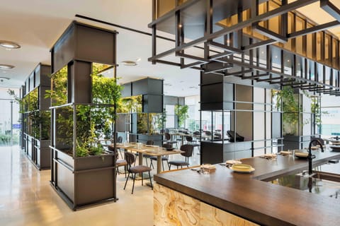 2 restaurants; lunch and dinner served