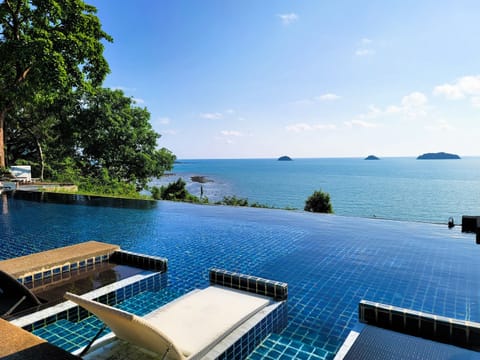 2 outdoor pools
