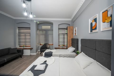 O) Family Suite | Premium bedding, in-room safe, individually decorated, laptop workspace